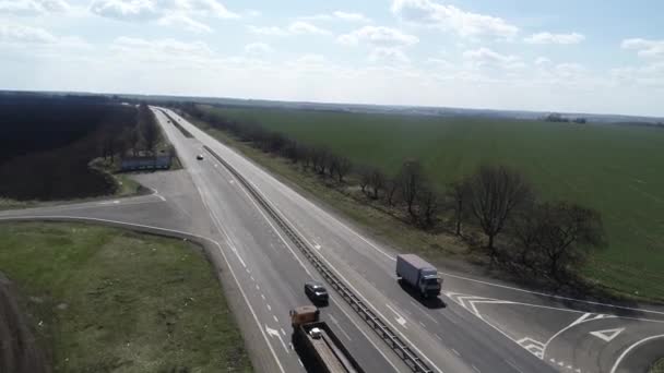 Letecký Pohled Křižovatku Suv Auto Jedoucí Prázdné Štěrkové Cestě Přes — Stock video