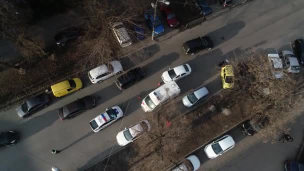 2台の車の衝突で道路事故 空を飛ぶコプターのドローンからの空中上のパノラマビュー — ストック動画