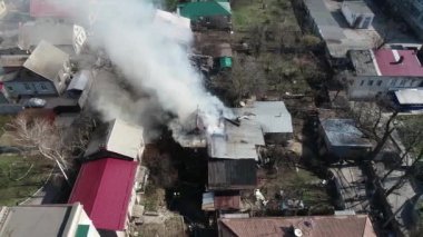 Bir ev bir sürü dumanla alev alır. Yükseklik helikopterinin gökyüzünden çok sayıda dumanlı panoramik görüntü yakar.