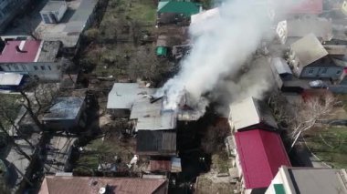 Bir ev bir sürü dumanla alev alır. Yükseklik helikopterinin gökyüzünden çok sayıda dumanlı panoramik görüntü yakar.