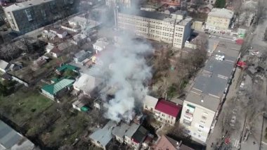 Bir ev bir sürü dumanla alev alır. Yükseklik helikopterinin gökyüzünden çok sayıda dumanlı panoramik görüntü yakar.