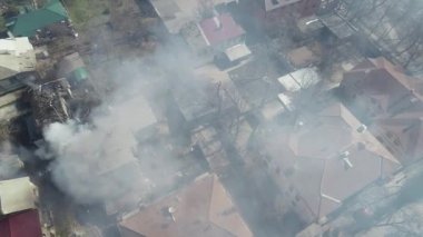Bir ev bir sürü dumanla alev alır. Yükseklik helikopterinin gökyüzünden çok sayıda dumanlı panoramik görüntü yakar.