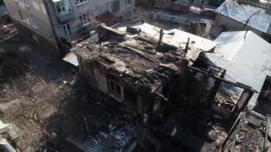 Bir ev bir sürü dumanla alev alır. Yükseklik helikopterinin gökyüzünden çok sayıda dumanlı panoramik görüntü yakar.