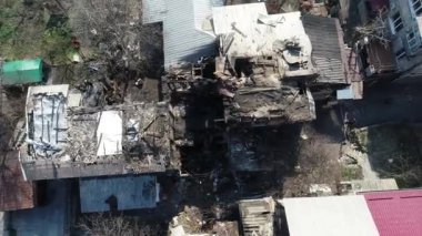 Bir ev bir sürü dumanla alev alır. Yükseklik helikopterinin gökyüzünden çok sayıda dumanlı panoramik görüntü yakar.