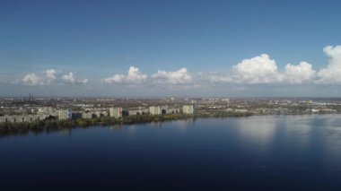 Köprüde arabalar, köprüden hava manzarası.