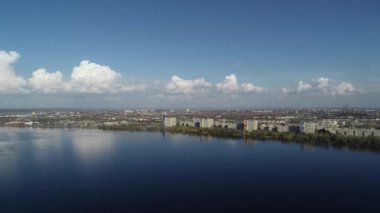 Köprüde arabalar, köprüden hava manzarası.