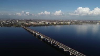Köprüde arabalar, köprüden hava manzarası.