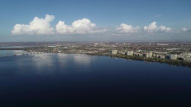 Köprüde arabalar, köprüden hava manzarası.