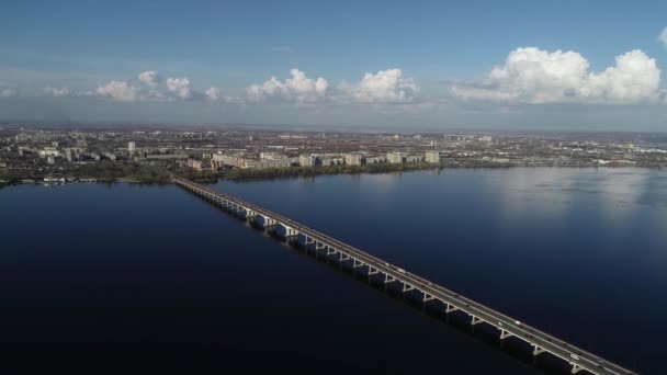橋の上で車に乗る 高さから橋の空中ビュー — ストック動画