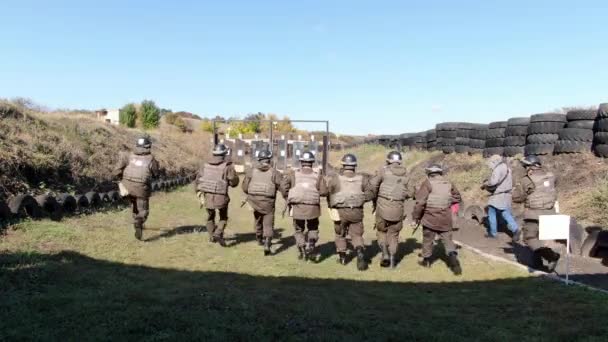 三人の訓練生を見て海兵隊の訓練士官が射撃場に押し上げ — ストック動画