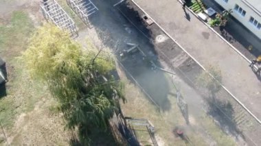 Denizci eğitim subayı üç stajyeri atış poligonunda şınav çekerken izliyor.