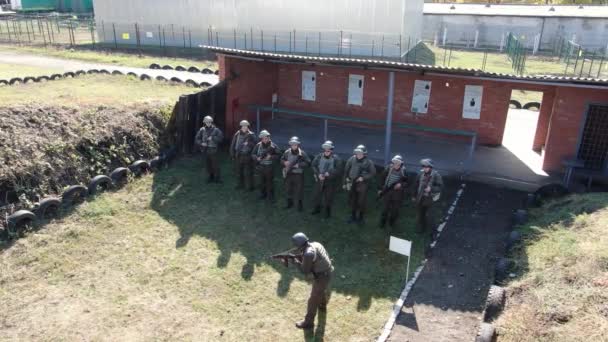 Marine Training Officier Kijken Naar Drie Stagiaires Doen Pushups Schietbaan — Stockvideo