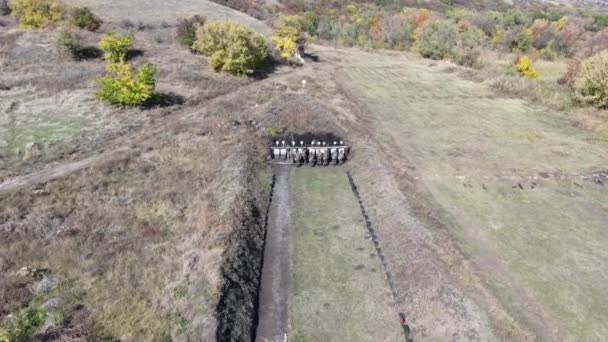 Marine Training Officier Kijken Naar Drie Stagiaires Doen Pushups Schietbaan — Stockvideo