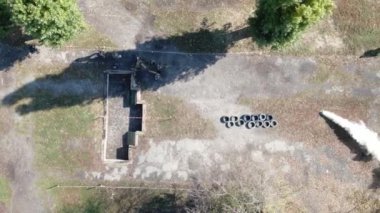 Denizci eğitim subayı üç stajyeri atış poligonunda şınav çekerken izliyor.