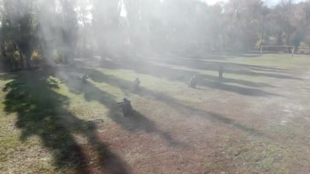 Denizci Eğitim Subayı Stajyeri Atış Poligonunda Şınav Çekerken Izliyor — Stok video