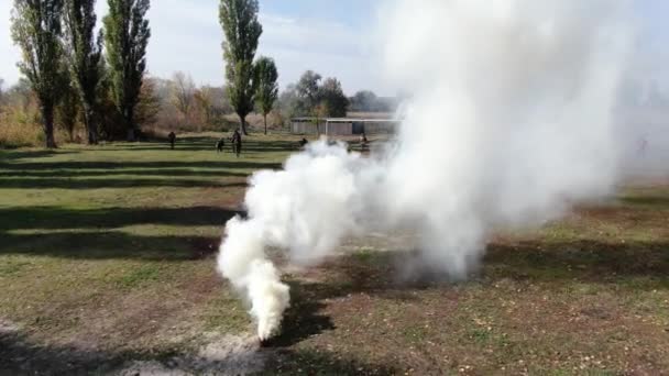 Oficial Treinamento Marinha Assistindo Três Estagiários Fazem Flexões Campo Tiro — Vídeo de Stock