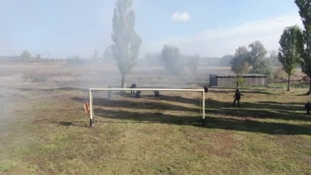 Oficial Treinamento Marinha Assistindo Três Estagiários Fazem Flexões Campo Tiro — Vídeo de Stock