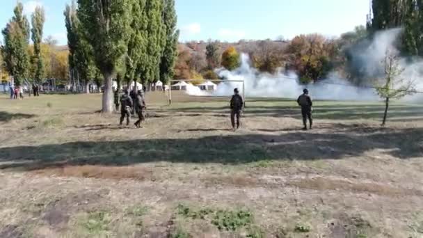 Námořní Výcvikový Důstojník Sledující Tři Stážisty Dělat Kliky Střelnici — Stock video