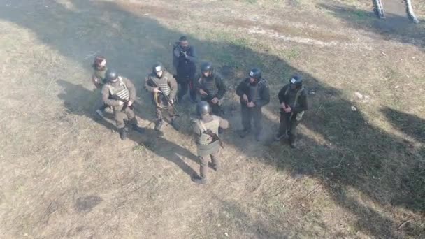 Oficial Entrenamiento Marina Viendo Tres Aprendices Hacer Flexiones Campo Tiro — Vídeo de stock