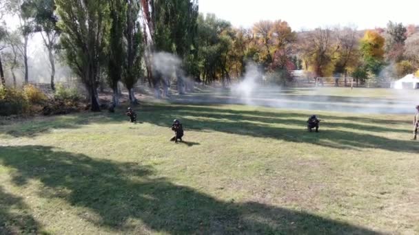 Oficial Entrenamiento Marina Viendo Tres Aprendices Hacer Flexiones Campo Tiro — Vídeos de Stock