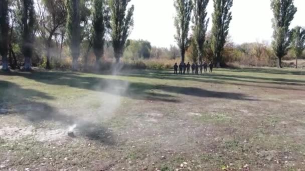 Marine Szkolenia Oficer Patrząc Trzech Stażystów Robi Pompki Strzelnicy — Wideo stockowe