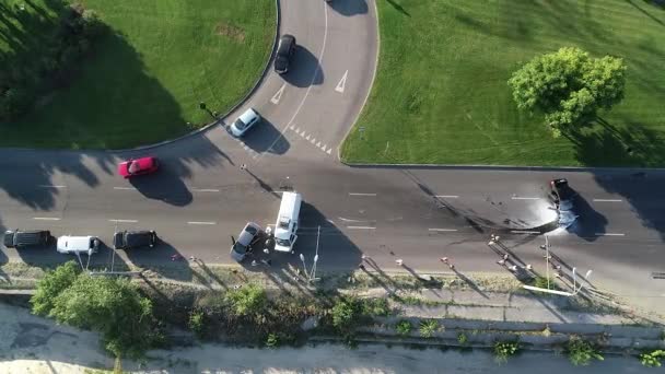 Trafik Kazasının Hava Görüntüsü Yol Güvenliği Şehir Merkezindeki Akıcı Arabalar — Stok video