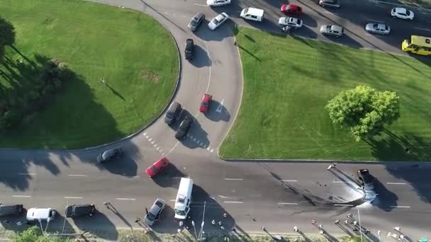 Trafik Kazasının Hava Görüntüsü Yol Güvenliği Şehir Merkezindeki Akıcı Arabalar — Stok video