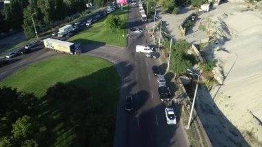 Trafik kazasının hava görüntüsü. Yol güvenliği. Şehir merkezindeki akıcı arabalar. Yolda araba kullanmak güvenli değil.