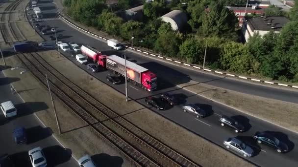 Trafik Kazasının Hava Görüntüsü Yol Güvenliği Şehir Merkezindeki Akıcı Arabalar — Stok video