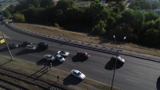 Trafik Kazasının Hava Görüntüsü Yol Güvenliği Şehir Merkezindeki Akıcı Arabalar — Stok video