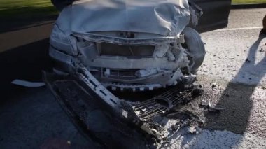 Dnipro 'daki trafik kazasının hava görüntüsü. Yol güvenliği. Şehir merkezindeki akıcı arabalar. Yolda araba kullanmak güvenli değil.