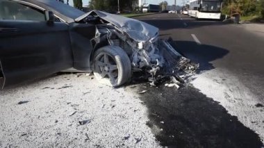 Dnipro 'daki trafik kazasının hava görüntüsü. Yol güvenliği. Şehir merkezindeki akıcı arabalar. Yolda araba kullanmak güvenli değil.