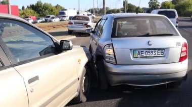Dnipro 'daki trafik kazasının hava görüntüsü. Yol güvenliği. Şehir merkezindeki akıcı arabalar. Yolda araba kullanmak güvenli değil.