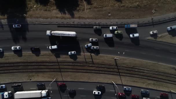 从空中俯瞰这次交通事故 道路安全 市中心流动的汽车 在路上开车不安全 — 图库视频影像