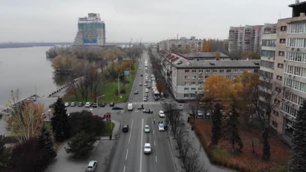 Trafik Kazasının Hava Görüntüsü Yol Güvenliği Şehir Merkezindeki Akıcı Arabalar — Stok video