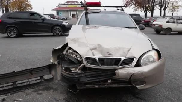 Dniproでの道路事故の空中ビュー 道路の安全 市内中心部の流れる車 道路での安全運転じゃない — ストック動画