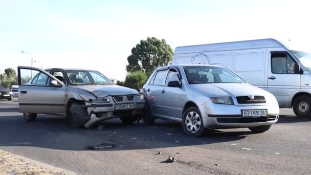Dnipro公路事故的空中图像 道路安全 市中心流动的汽车 在路上开车不安全 — 图库视频影像