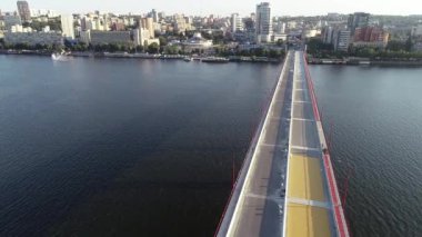 Dnipro Ukrayna 'nın yeni köprüsünün onarımları. Köprünün üzerinden uç..
