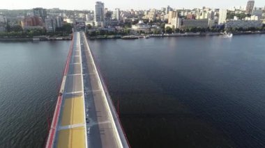 Dnipro Ukrayna 'nın yeni köprüsünün onarımları. Köprünün üzerinden uç..