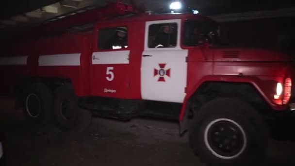 Fuego Coche Hombre Calle Ciudad Tratando Apagar Fuego Con Extintor — Vídeos de Stock