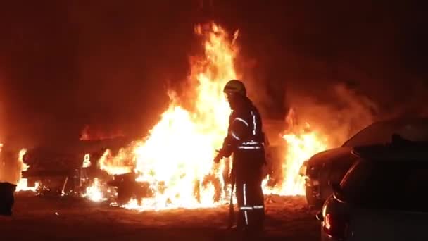 Pożar Samochodu Ulicy Miejskiej Próbuje Ugasić Pożar Gaśnicą Ale Całkowicie — Wideo stockowe