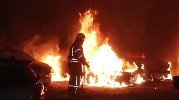 Φωτιά Ενός Αυτοκινήτου Στο Δρόμο Της Πόλης Άνθρωπος Προσπαθεί Σβήσει — Αρχείο Βίντεο