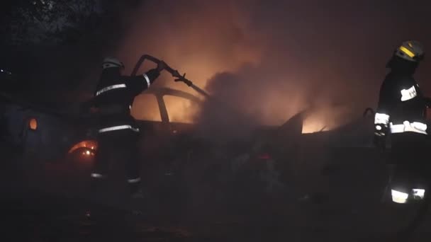 Brand Eines Autos Auf Der Stadtstraße Mann Versucht Einen Brand — Stockvideo