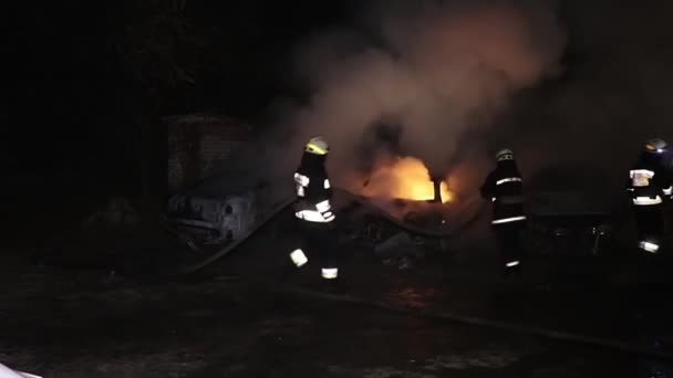 Fuego Coche Hombre Calle Ciudad Tratando Apagar Fuego Con Extintor — Vídeo de stock