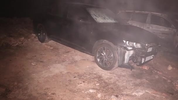 Tűz Egy Autó Város Utcáján Ember Próbál Eloltani Egy Tüzet — Stock videók