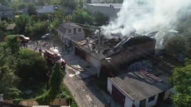 Yanan çatıdan çıkan büyük dumanla yanan sanayi merkezinin hava görüntüsü, insansız hava aracı Wildfire 'ı büyük bir yangın çıkarırken vurdu.