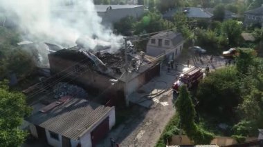 Yanan çatıdan çıkan büyük dumanla yanan sanayi merkezinin hava görüntüsü, insansız hava aracı Wildfire 'ı büyük bir yangın çıkarırken vurdu.