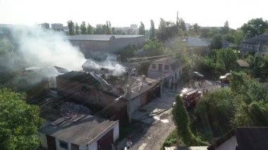 Yanan çatıdan çıkan büyük dumanla yanan sanayi merkezinin hava görüntüsü, insansız hava aracı Wildfire 'ı büyük bir yangın çıkarırken vurdu.