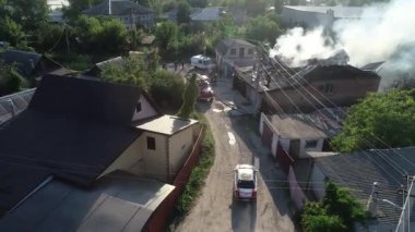 Yanan çatıdan çıkan büyük dumanla yanan sanayi merkezinin hava görüntüsü, insansız hava aracı Wildfire 'ı büyük bir yangın çıkarırken vurdu.