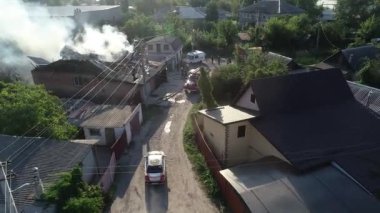 Yanan çatıdan çıkan büyük dumanla yanan sanayi merkezinin hava görüntüsü, insansız hava aracı Wildfire 'ı büyük bir yangın çıkarırken vurdu.